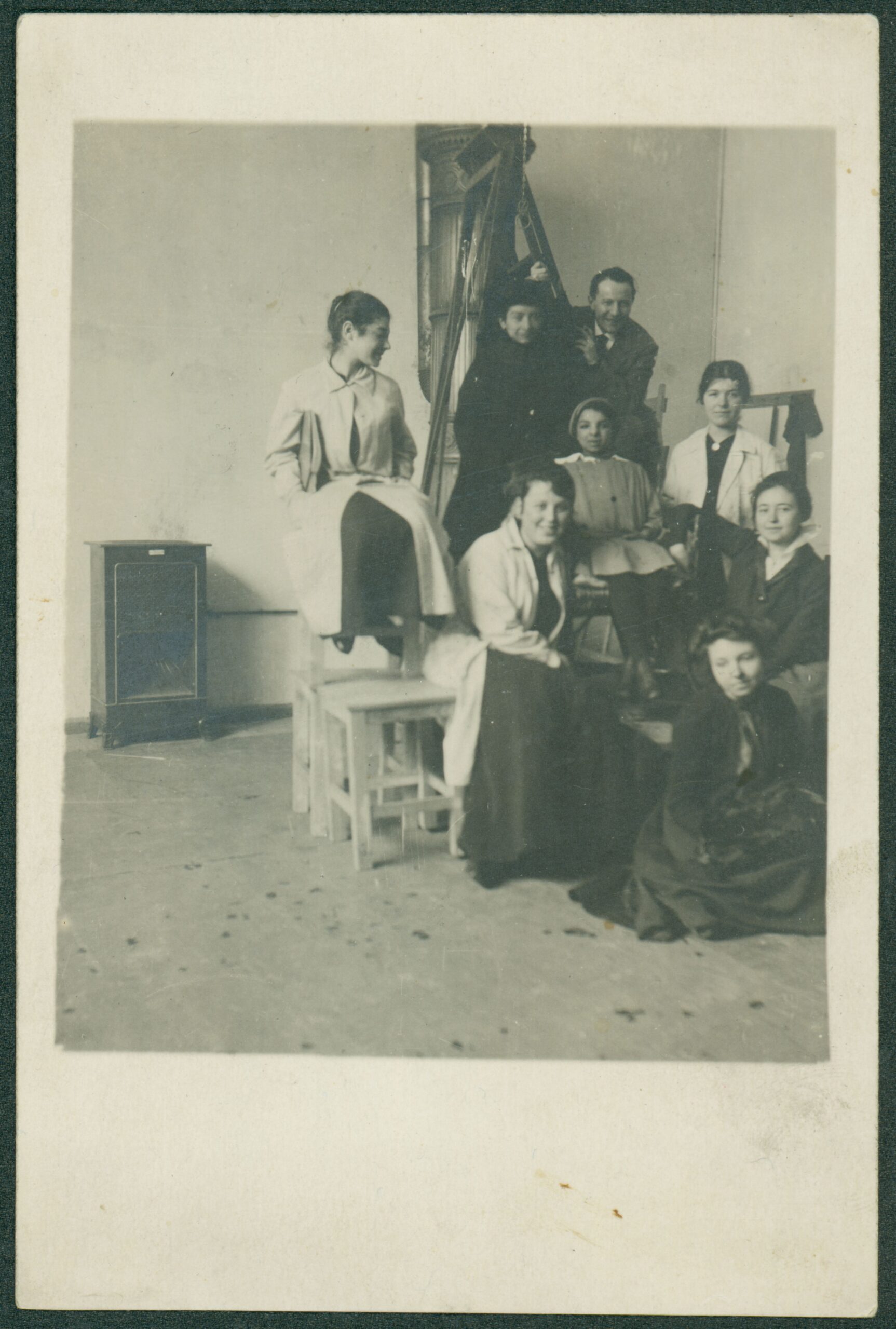 На 6 ноември 1890 г. в София се ражда голямата българска художничка Бистра Винарова, творец от художествения авангард между двете световни войни. Бистра Винарова расте